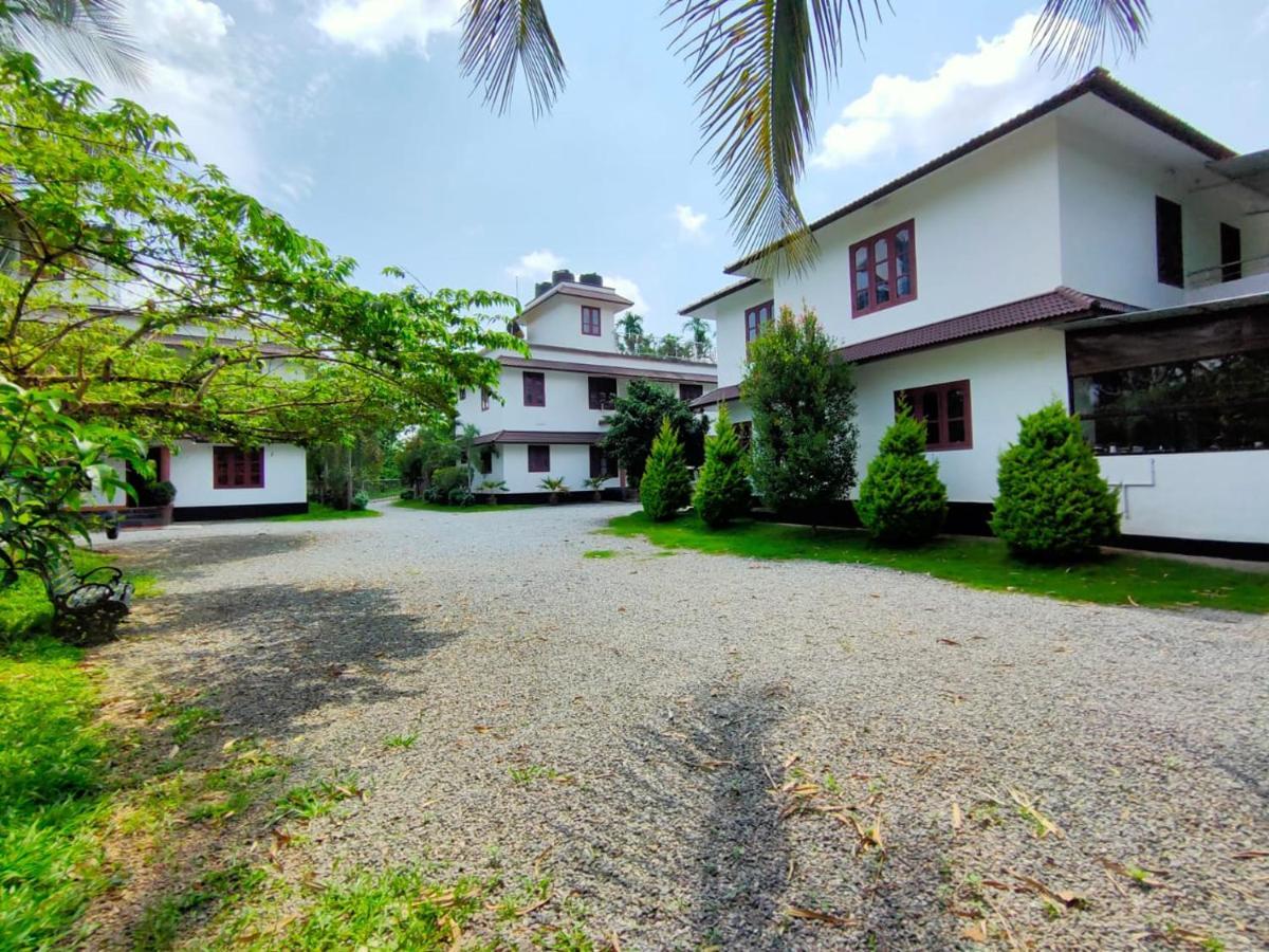 Three Roots Holiday Home Resort Sultan Bathery Exterior foto